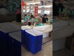 Θερινά κορίτσια που κολυμπούν τα μακριά παιδιά μανικιών κοστουμιών που κολυμπούν τα κοστούμια για το μπικίνι παιδιών